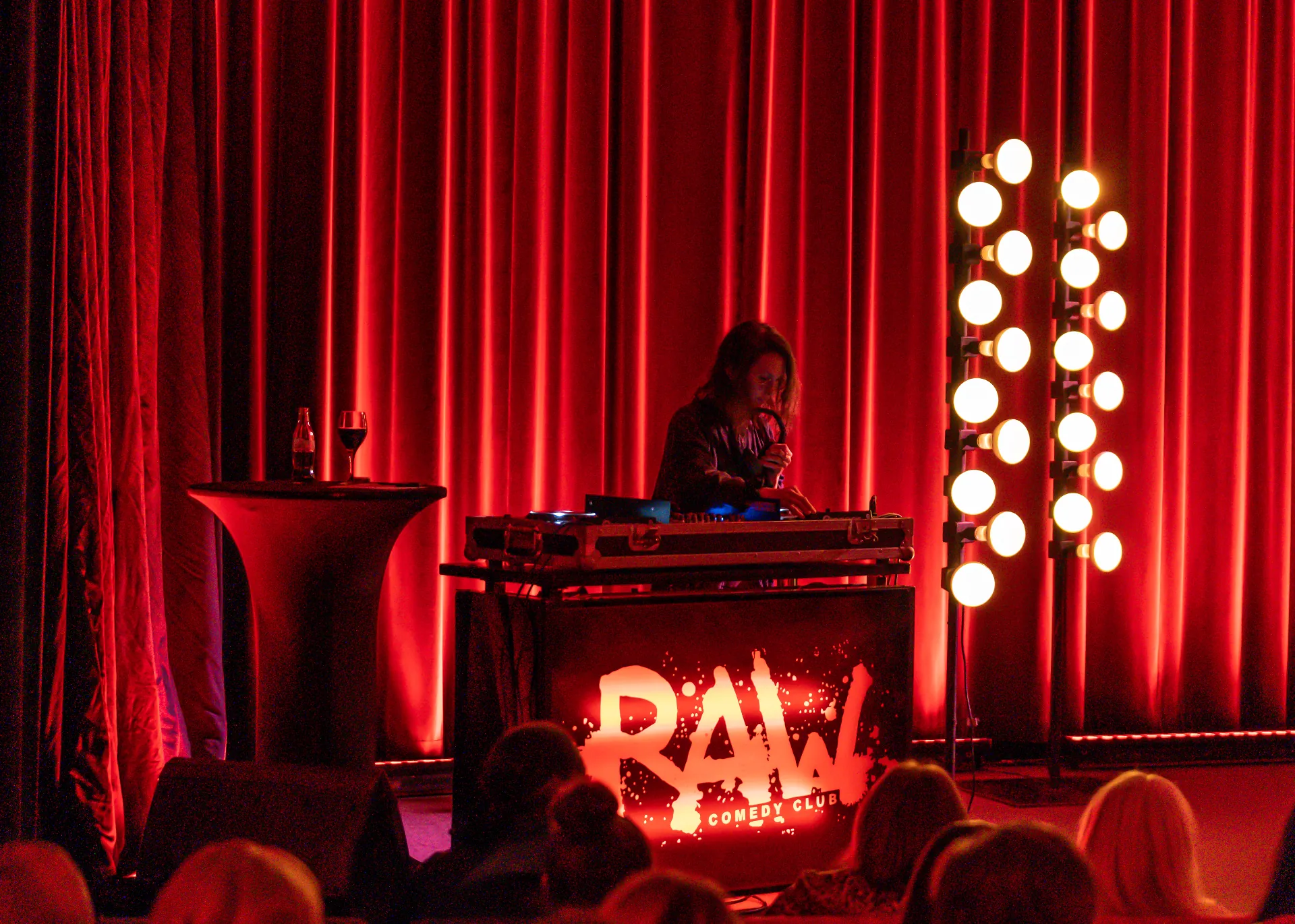 DJ spelar i pausen på RAW Stockholm.